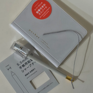 Cuaderno de bolsillo + sacapuntas